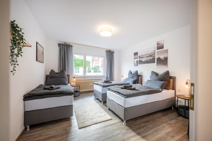 Das große Schlafzimmer hat drei Einzelbetten. Eins davon kann mit einem Handgriff zu einem Doppelbett umfunktioniert werden. 