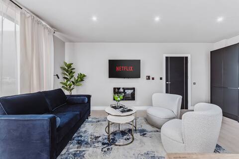 Top Airbnb: Stylish new-build FREE parking, 10min to BHX & NEC in Bickenhill And Marston Green