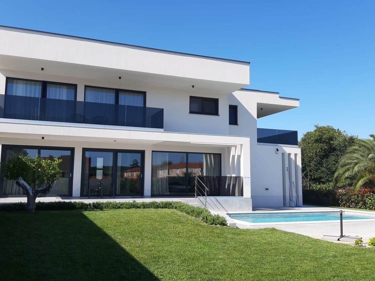 Vila Andris · Vila - bazen, vrt, blizu plaže