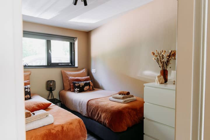 שתי מיטות קפיציות נוחות נפרדות (80x200 ס"מ) — ישן יחד או בנפרד, בדיוק כפי שתרצה. 