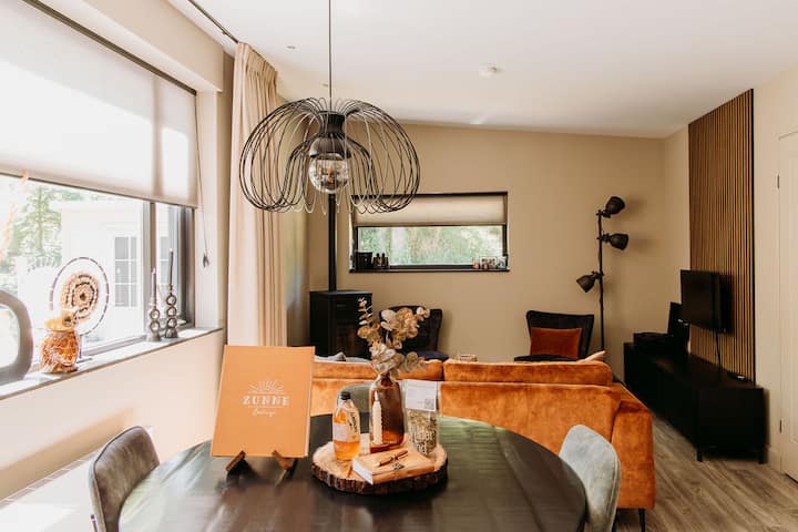 ברוכים הבאים ל - Boshuisje Zunne! הסלון המעוצב להפליא הפונה דרומה מצויד בתריסי שמש ומיזוג אוויר, כך שתוכלו ליהנות ממנו בנוחות גם בימים חמים ושמשיים.