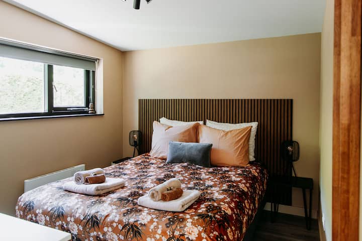 תוכלו לישון נפלא במיטה נוחה בגודל קווין סייז (160x200 ס"מ) עם שתי שמיכות נפרדות. ️