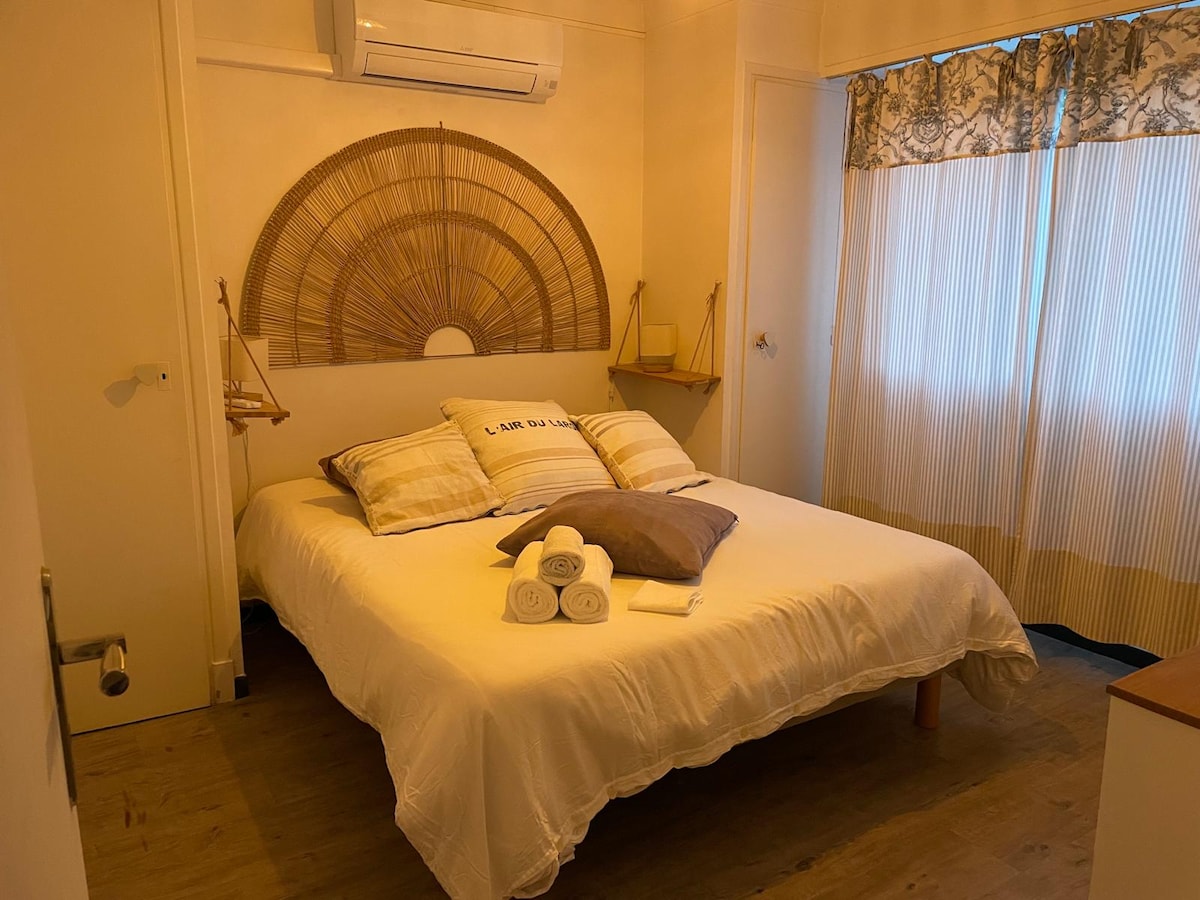 Საძინებელი 2/2 - 2 კარადა - 2 ტუმბო - 1 კომოდი - ჟალუზები + ფარდები.