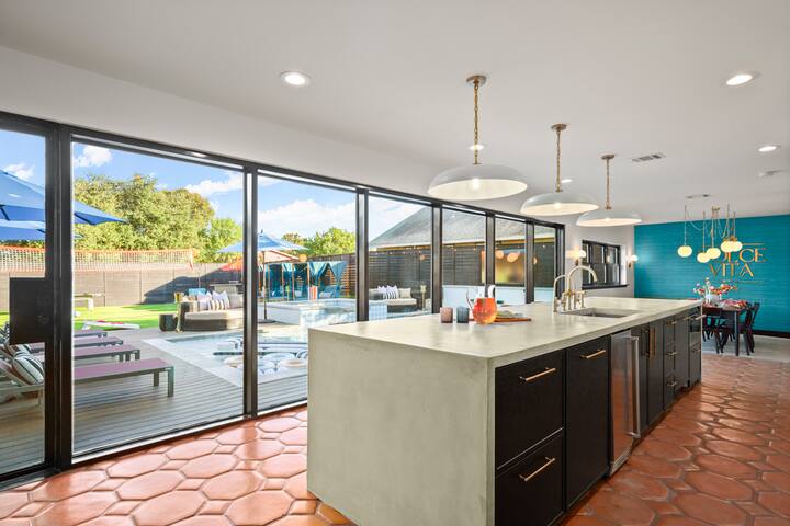 Most EPIC Austin Experience! La Dolce Vita Villa gallery image 5