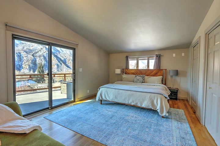 Veľká manželská posteľ v hlavnej spálni