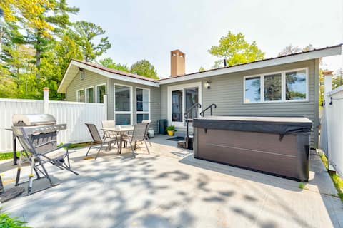 3 Bedroom Sunset Cottage on Indian Lake w/ Hot Tub