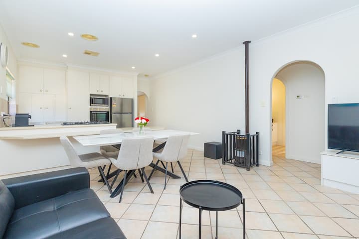 Glenelg House; Modern,5qbed,1cot,3bth, 4tv - Glenelg