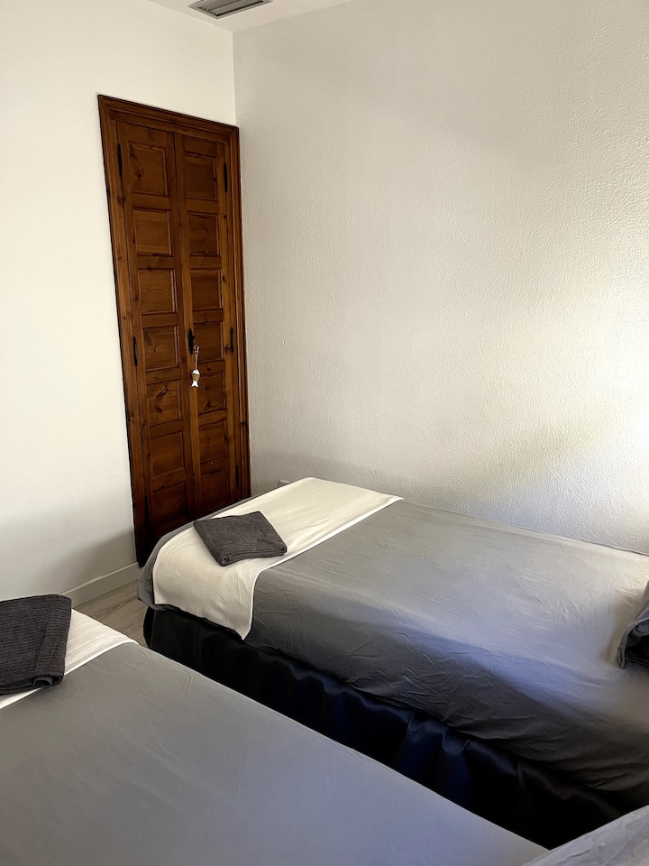 Soba sa 2 kreveta i ugrađenom garderobom