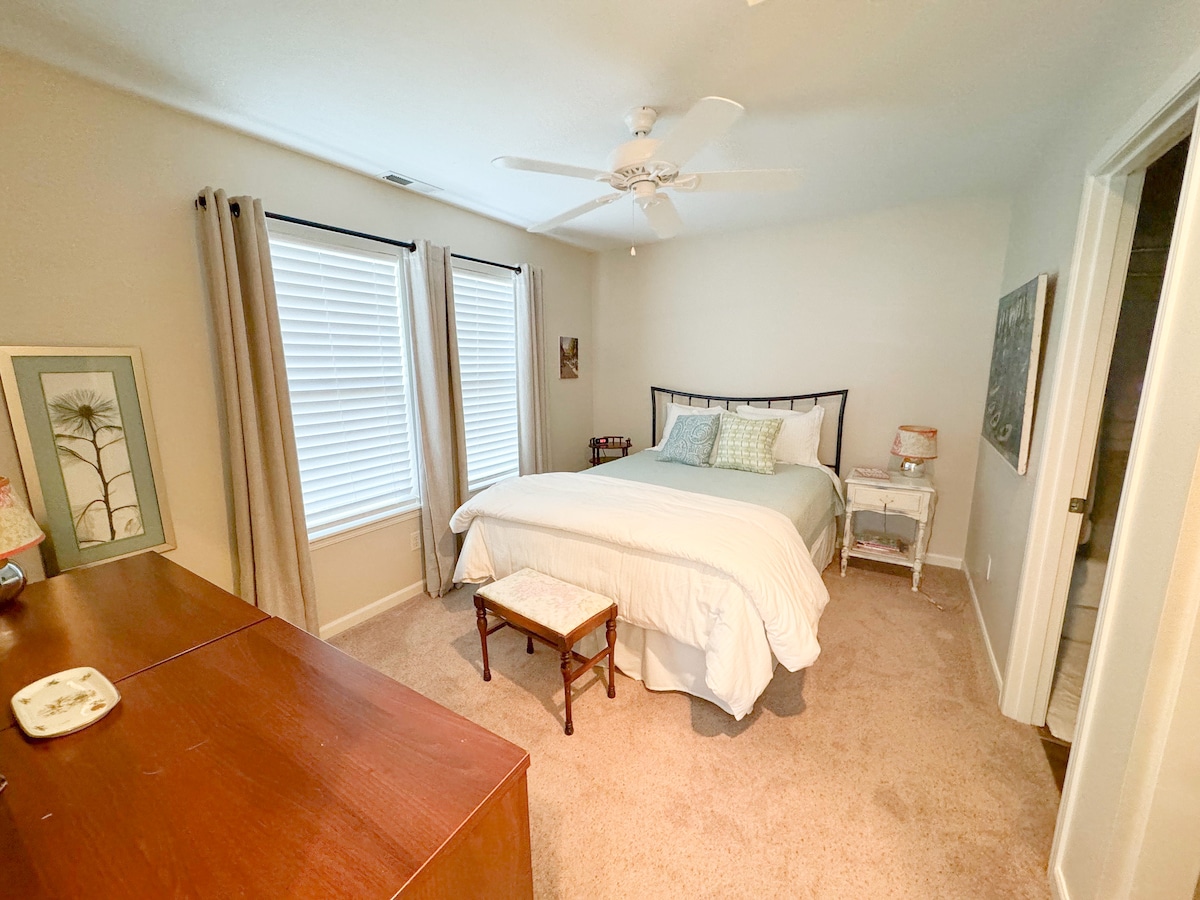 חדר שינה שני עם חדר רחצה צמוד 