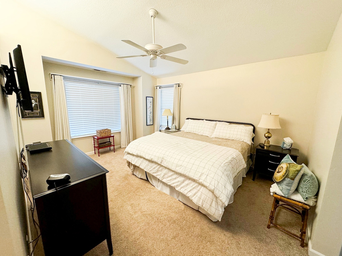 חדר שינה ראשי, מיטת קינג סייז וחדר רחצה צמוד 