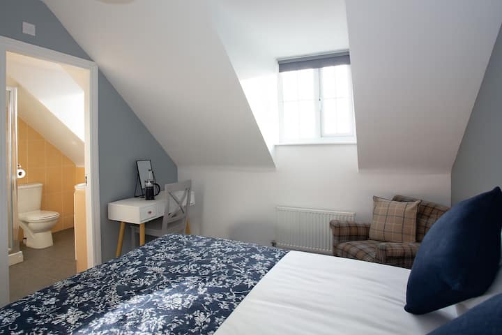 חלונות גג בחלק העליון של הבית מעניקים תחושה אוורירית קלה לחדר השינה