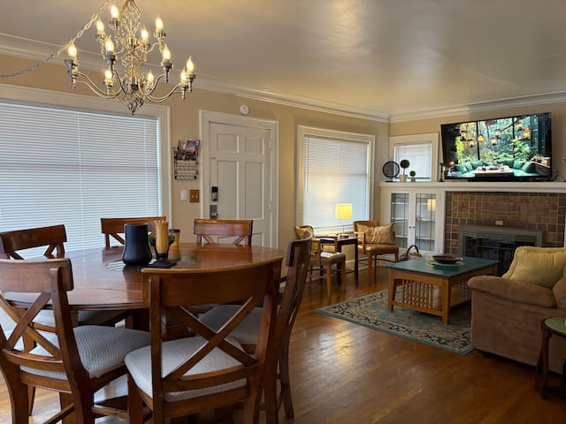 *Seattle-Queen Anne* 7 BR 3 BA. *One Block to SPU*