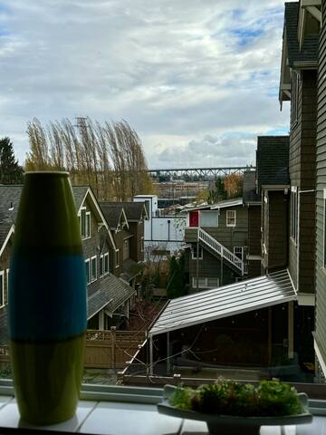 *Seattle-Queen Anne* 7 BR 3 BA. *One Block to SPU* gallery image 4