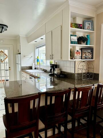 *Seattle-Queen Anne* 7 BR 3 BA. *One Block to SPU* gallery image 5