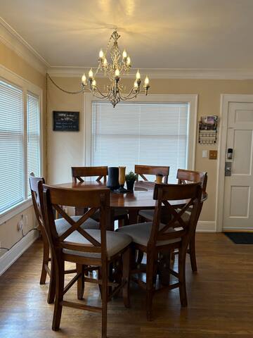 *Seattle-Queen Anne* 7 BR 3 BA. *One Block to SPU* gallery image 3