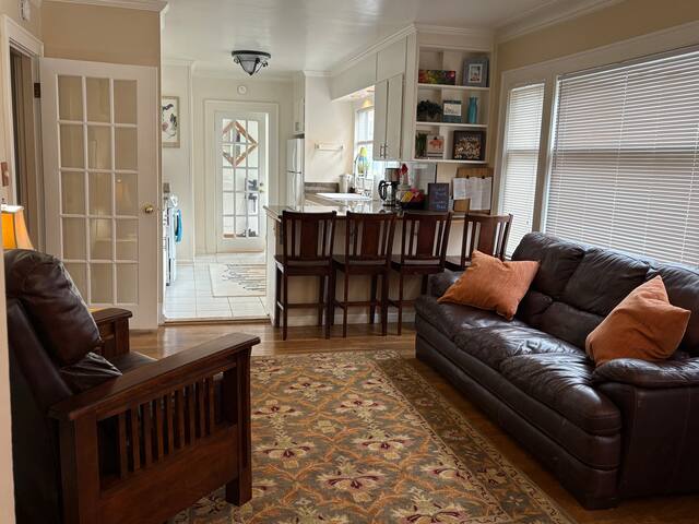 *Seattle-Queen Anne* 7 BR 3 BA. *One Block to SPU* gallery image 2