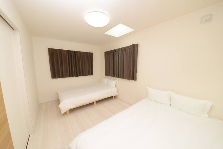 NYHotel5 新宿2階建て4室1バスルーム1シャワー2トイレ gallery image 3