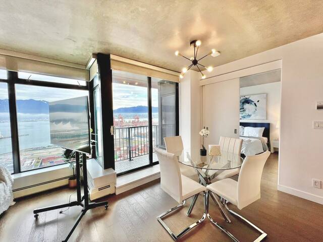 Gorgeous Downtown Van. Ocean/Mountain View 2 Bdr. gallery image 2