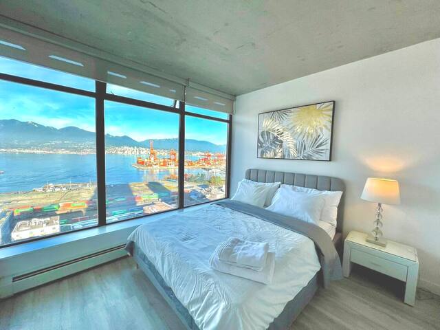 Gorgeous Downtown Van. Ocean/Mountain View 2 Bdr. gallery image 3