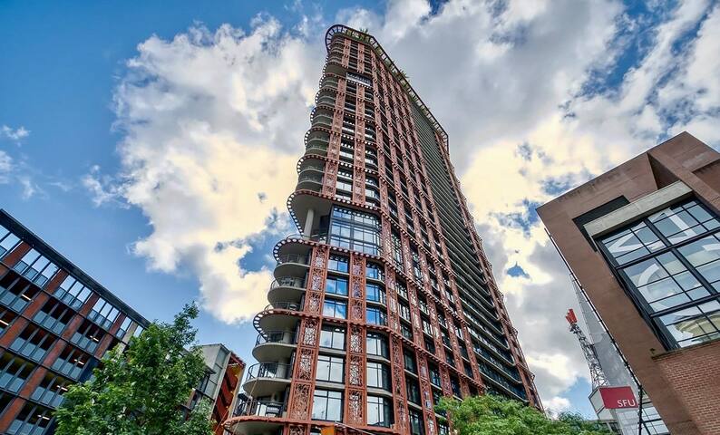 Gorgeous Downtown Van. Ocean/Mountain View 2 Bdr. gallery image 4