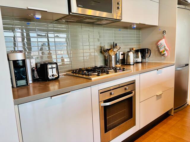 Gorgeous Downtown Van. Ocean/Mountain View 2 Bdr. gallery image 5