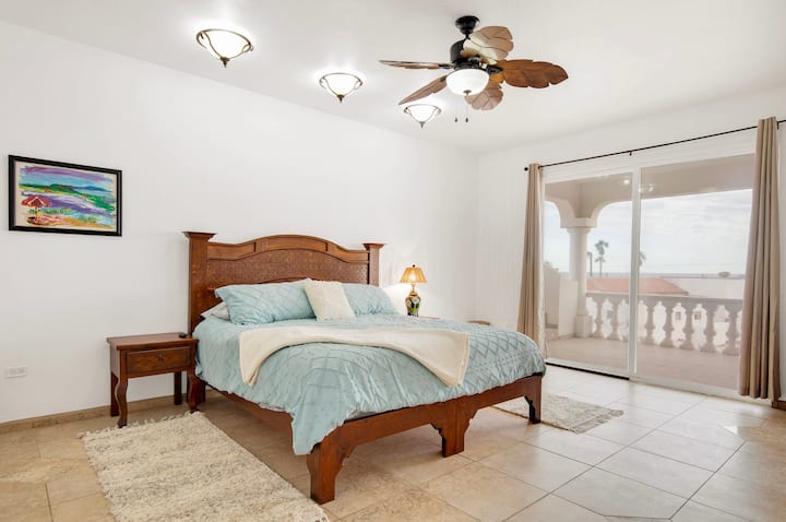 Dhoma e gjumit 2 në katin e sipërm me krevat dopio "King", banjë, televizor Roku, pamje nga oqeani dhe hyrje në ballkon