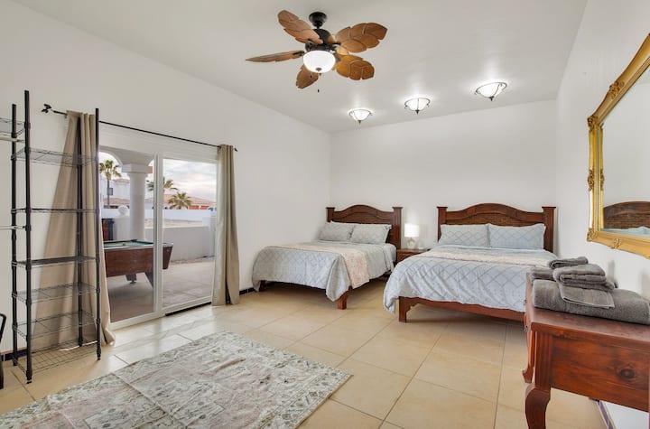 Dhoma e gjumit në katin e poshtëm #1, 2 mbretëresha me televizor Roku, Pamje nga oqeani dhe hyrje në verandë.