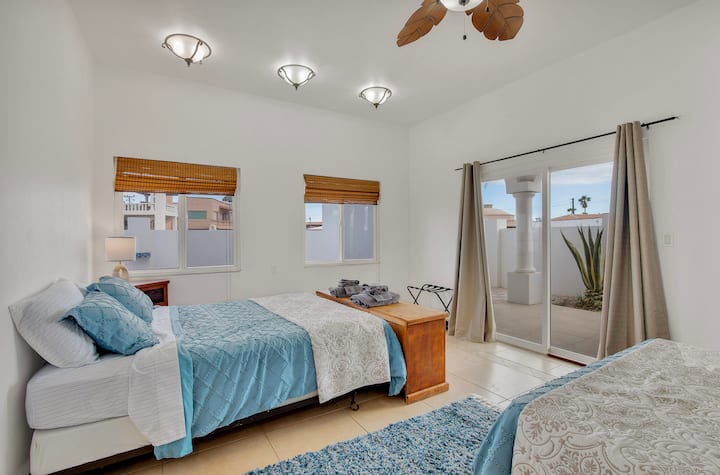 Dhoma e gjumit 2 në katin e poshtëm me 2 mbretëresha, Ocean View, Roku TV dhe hyrje në verandë