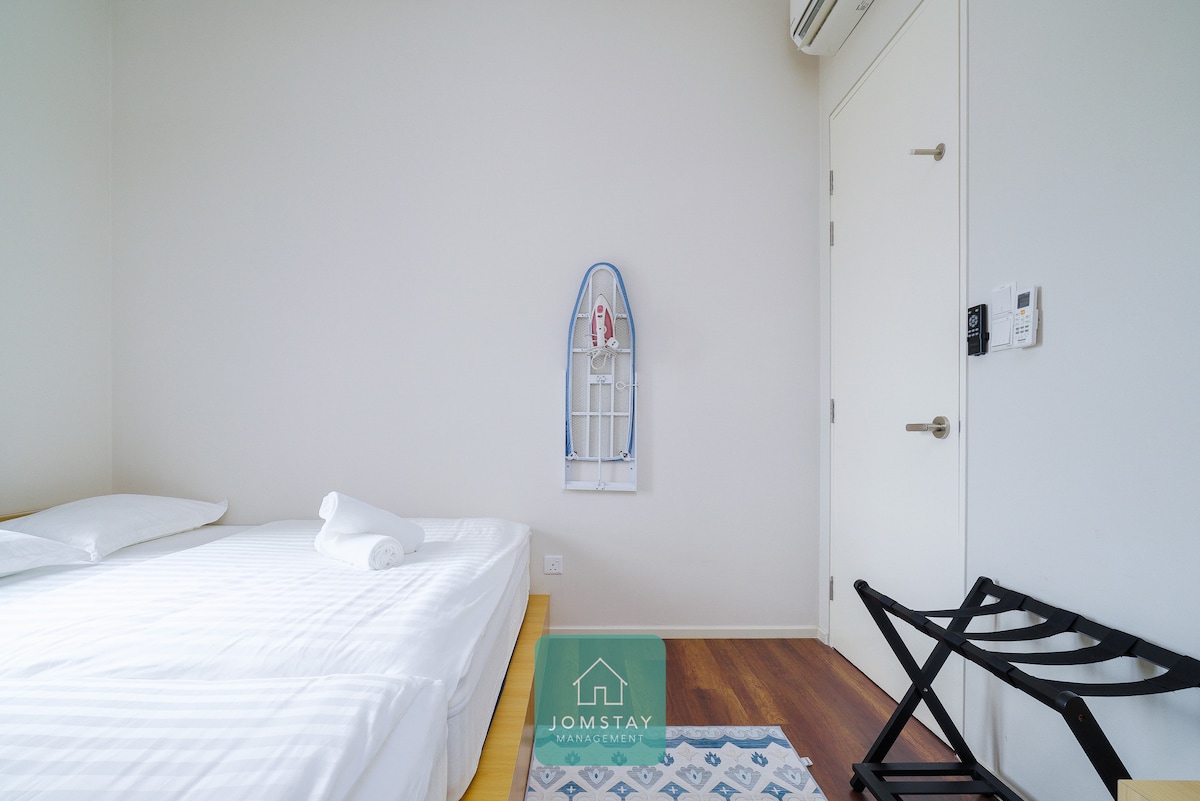 Dormitorio 2: 2 camas tamaño QUEEN con plancha y tabla de planchar