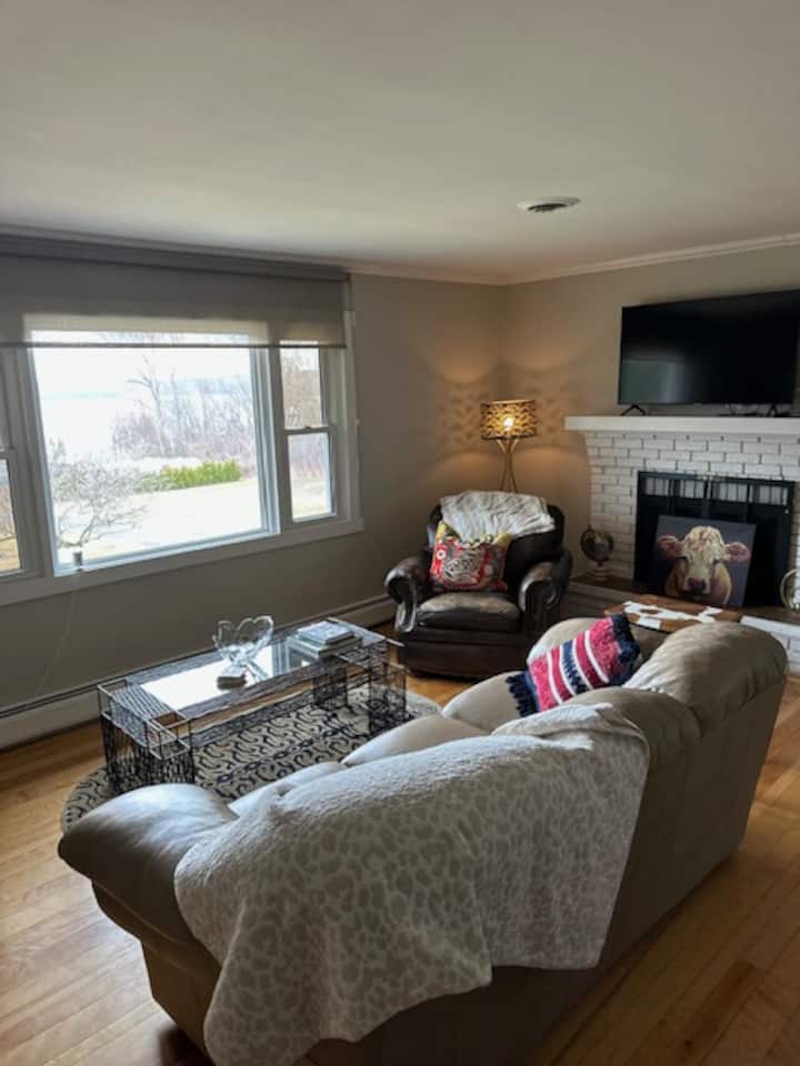 Family Friendly, Large, Home On 3 Acres - Colchester, VT