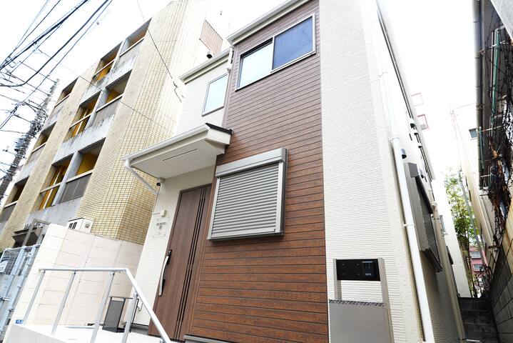 NYHotel3 新宿2階建て3室1バスルーム1シャワー2トイレ gallery image 2