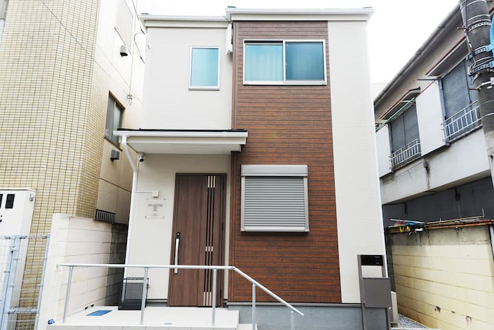 NYHotel3 新宿2階建て3室1バスルーム1シャワー2トイレ