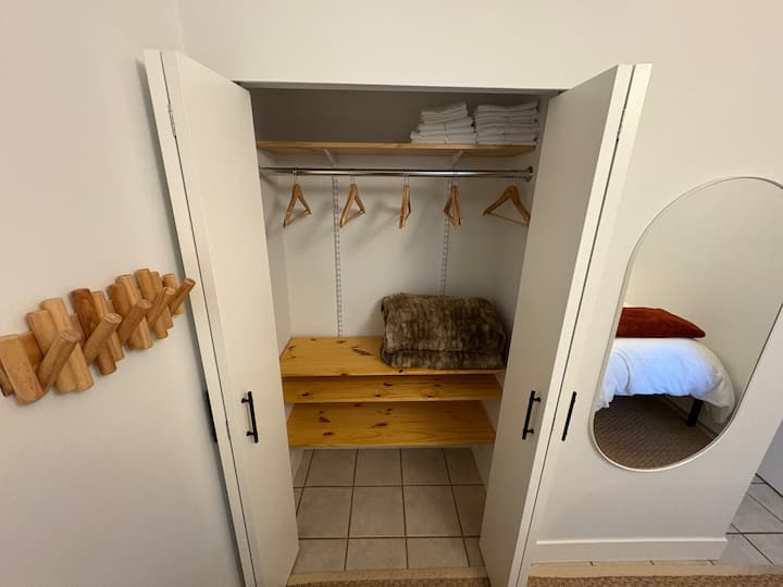 ארון בחדר השינה בקומת הקרקע.