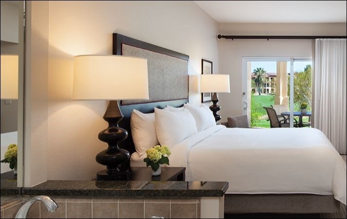 La chambre principale privée dispose d'un lit king size, d'une commode, d'un placard et d'une télévision à écran plat.