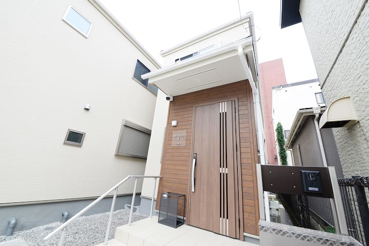 NYHotel1 新宿2階建て4室1バスルーム1シャワー2トイレ