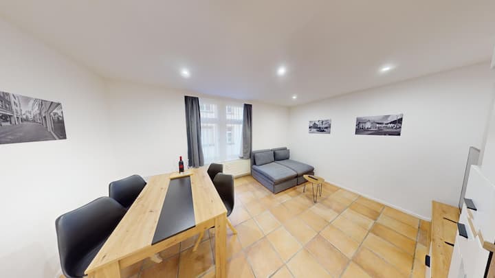 סלון מודרני עם פינת אוכל, ספה נפתחת אופציונלית וטלוויזיה חכמה גדולה בגודל 65אינץ '– אידיאלי לתחושה טובה.