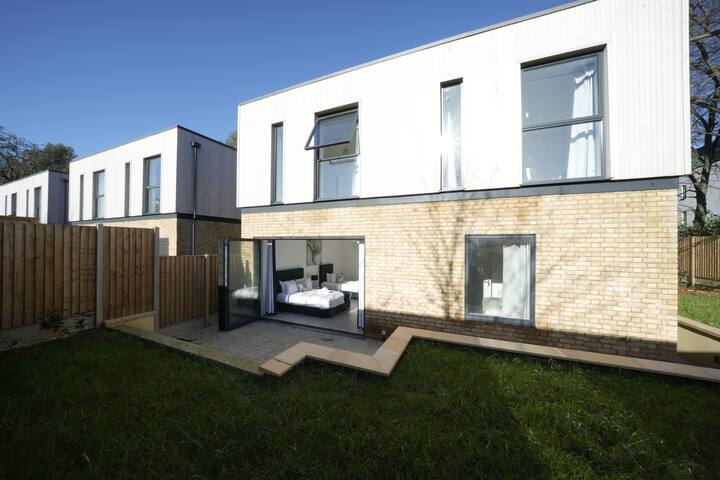 5 Bedrooms/ 11 Guest/5min to underground/ Shops gallery image 3