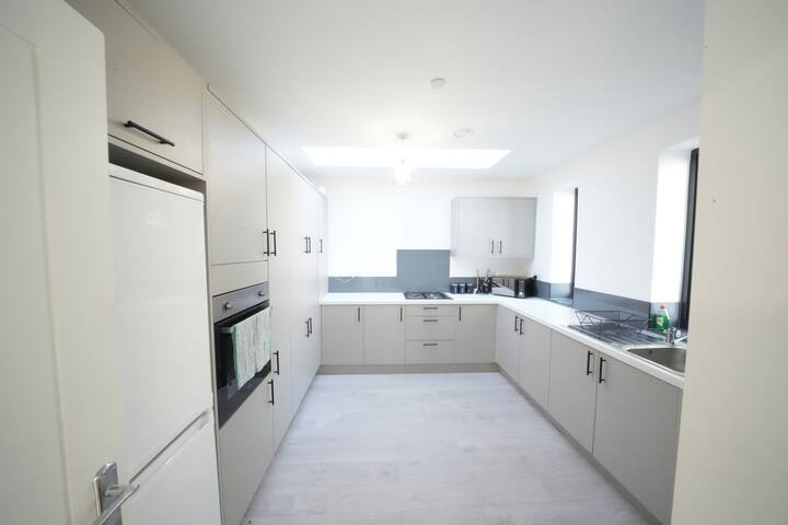 5 Bedrooms/ 11 Guest/5min to underground/ Shops gallery image 5