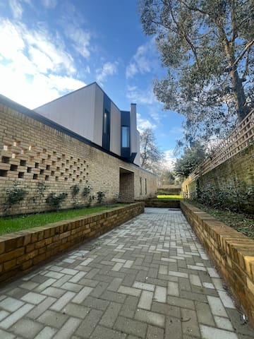 5 Bedrooms/ 11 Guest/5min to underground/ Shops