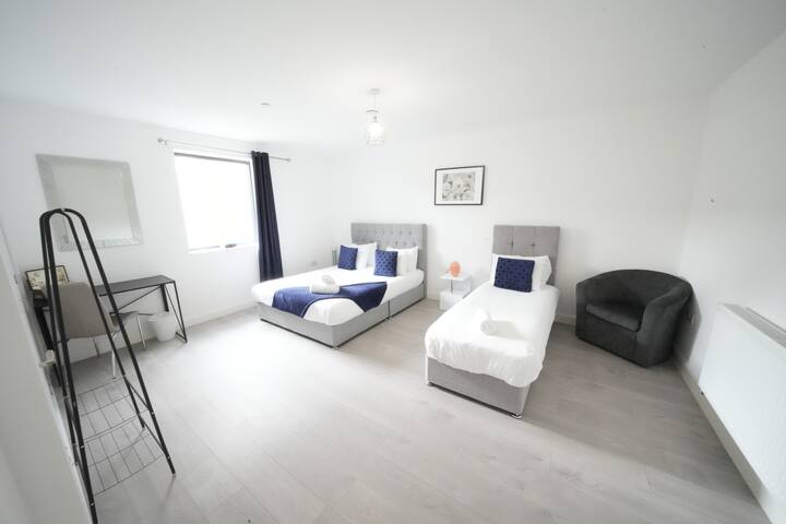 11 Guest/5 Bedroom/ Full House/ Garden/ Train near gallery image 4