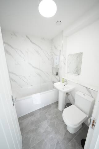 11 Guest/5 Bedroom/ Full House/ Garden/ Train near gallery image 5