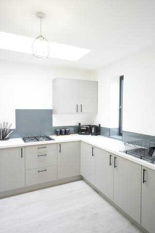 11 Guest/5 Bedroom/ Full House/ Garden/ Train near gallery image 3