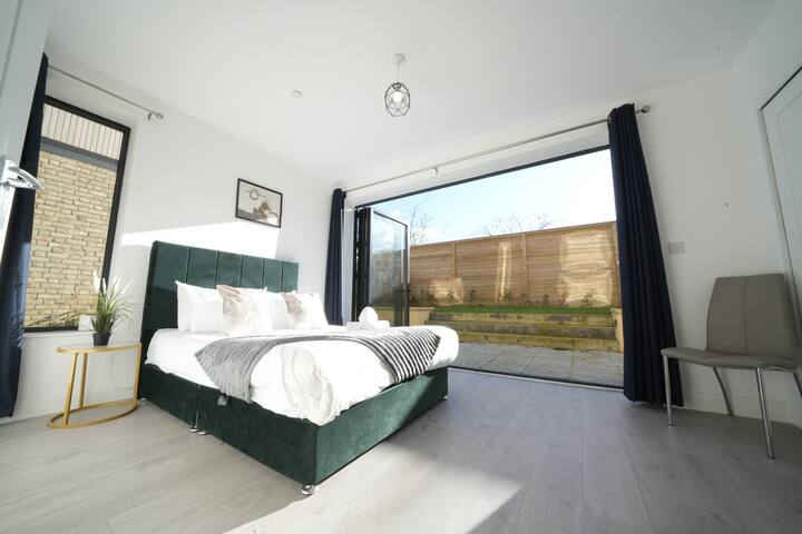 11 Guest/5 Bedroom/ Full House/ Garden/ Train near gallery image 2