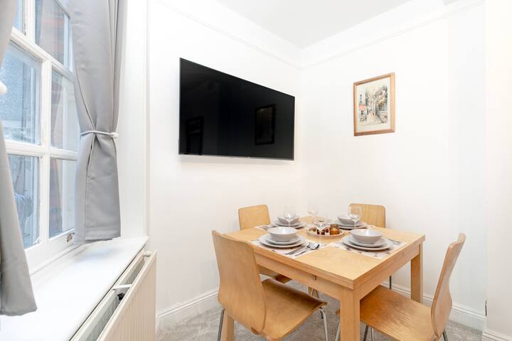 Newly Refurbished 3 Bedroom In Scott Ellis Gardens gallery image 4