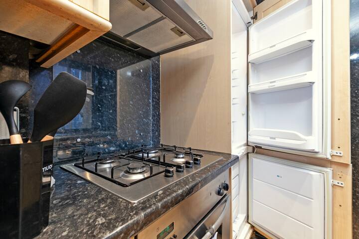 Beautiful 3 Bedroom Flat in Scott Ellis gallery image 5