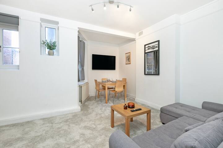 Beautiful 3 Bedroom Flat in Scott Ellis gallery image 2