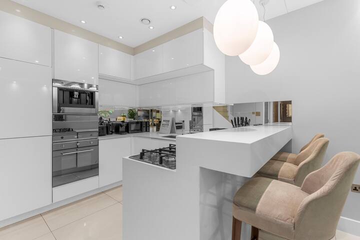 Stylish 2 bed split level flat gallery image 3