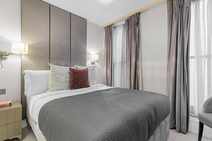 Stylish 2 bed split level flat gallery image 5