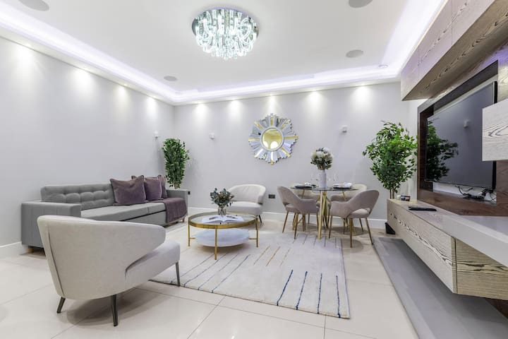 Stylish 2 bed split level flat