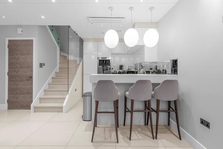 Stylish 2 bed split level flat gallery image 2